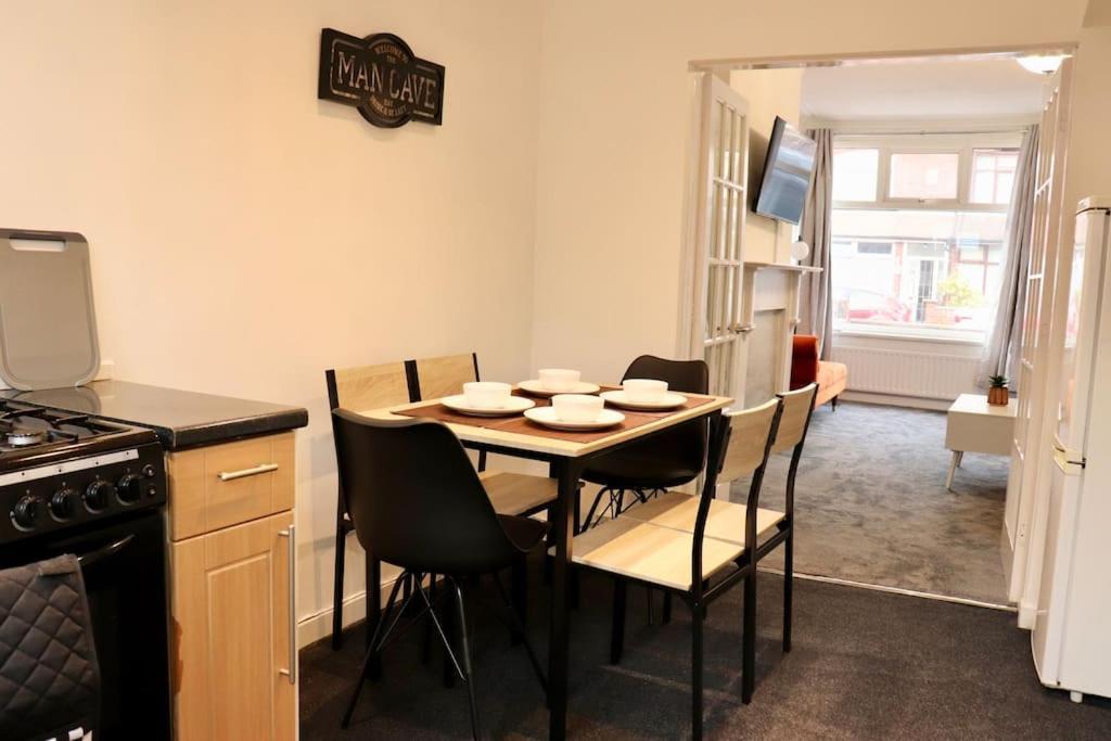 Charming 3 Bedroom Property Free Wifi & Parking Leeds  Exterior foto