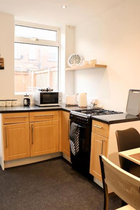Charming 3 Bedroom Property Free Wifi & Parking Leeds  Exterior foto
