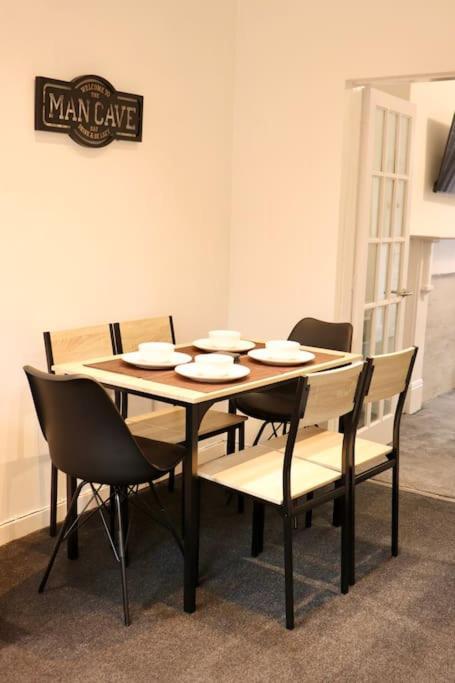 Charming 3 Bedroom Property Free Wifi & Parking Leeds  Exterior foto