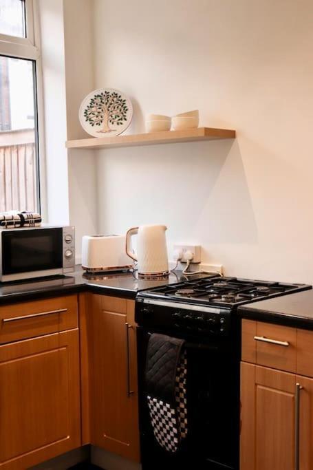 Charming 3 Bedroom Property Free Wifi & Parking Leeds  Exterior foto