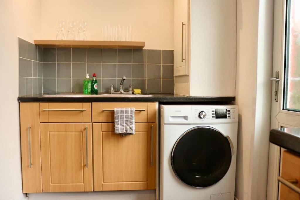 Charming 3 Bedroom Property Free Wifi & Parking Leeds  Exterior foto