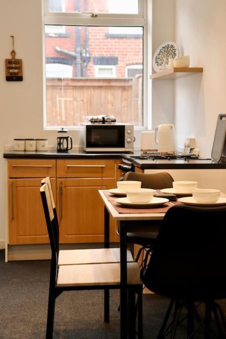 Charming 3 Bedroom Property Free Wifi & Parking Leeds  Exterior foto